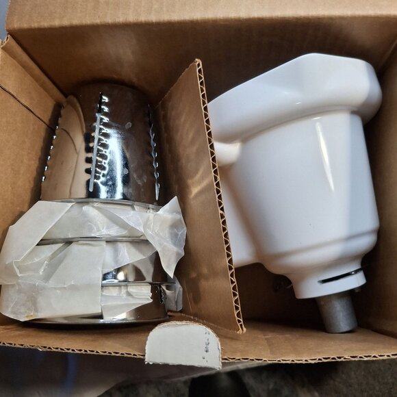 KitchenAid Slicer & Shredder Stand Mixer Attachment New - Picture 3 of 8